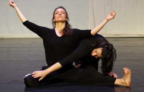Photo du spectacle "Abécédaire" de Héloïse Desfardes avec les danseuses Thumette Léon et Perrine Gontié.