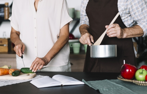 2 personnes préparent une soupe