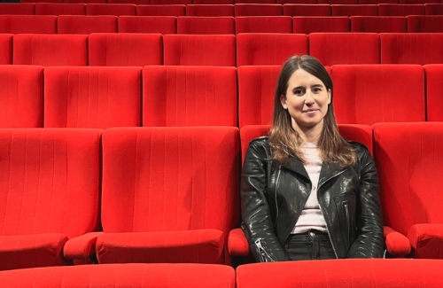 Photo de Jeanne Alechinsky dans les fauteuils rouges de L'étoile du nord