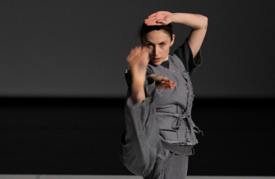 Portrait d'Anna Chirescu dans son spectacle KATA par Vinciane Lebrun Voyez-Vous